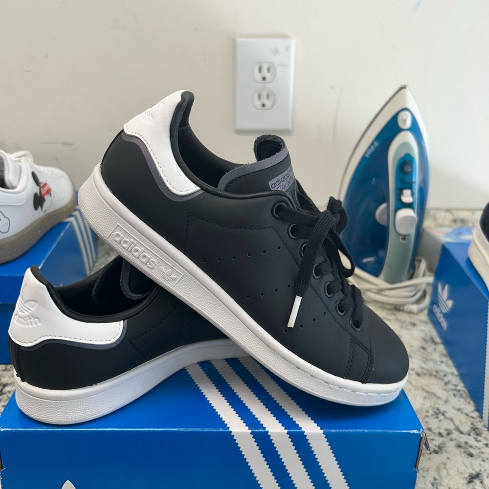 adidas Classic Black and White Sneakers M5.5/W7